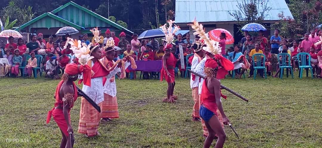 Tari-tarian yang diajarkan di sekolah adat Manusela (Foto Yosis Sentris Lilihata)