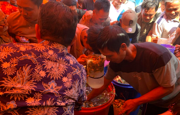 antusias Masyarakat untuk mengambil Air Jampi Limau pada ritual adat Pangku Paliare di Desa Muara Dua, Kecamatan Nasal, Kabupaten Kaur, Selasa (16/6/2024). (Foto Desi Lestari)