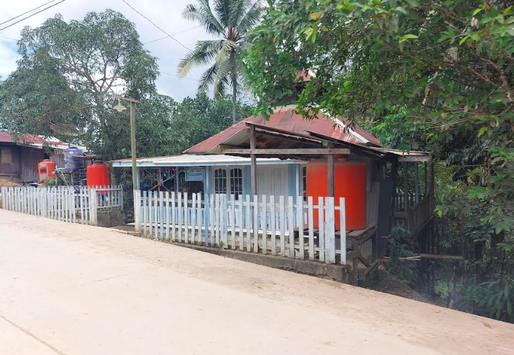 Rumah keluarga Suku Balik, yang dulu bersandar pada sungai, sekarang harus membeli air untuk mengisi tandon. (FOTO : Dina Angelina)