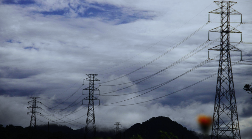 Jaringan sistem transmisi listrik dari energi panas bumi di Kabandungan Sukabumi (Foto: Anza Suseno)