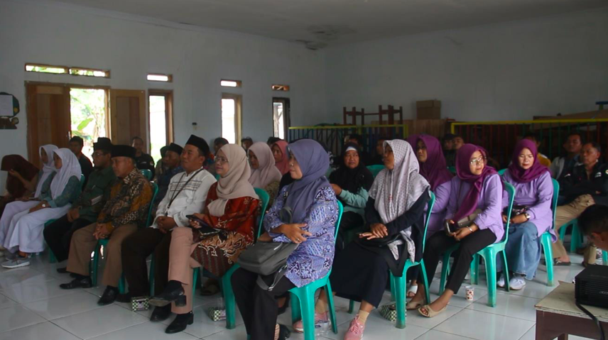 Warga Menghadiri Rapat Rencana Pembangunan Desa Dari Dana Bonus Produksi (Foto Anza Suseno)