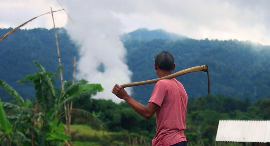 Seorang petani melihat kepulan uap asap panas bumi dari ladangnya  (Foto Anza Suseno)