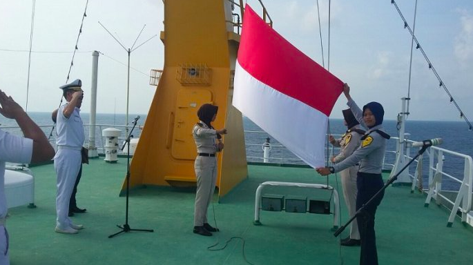 Upacara bendera di kapal Pelni menyambut HUT Kemerdekaan RI ( Foto : Sumber Tribunnews.com)