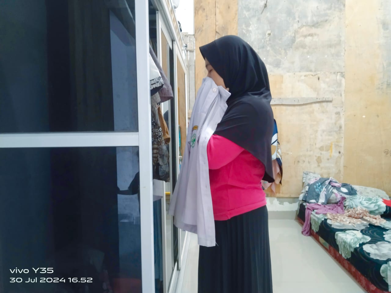 Fitrah mencium baju dinasnya kala menjadi perawat