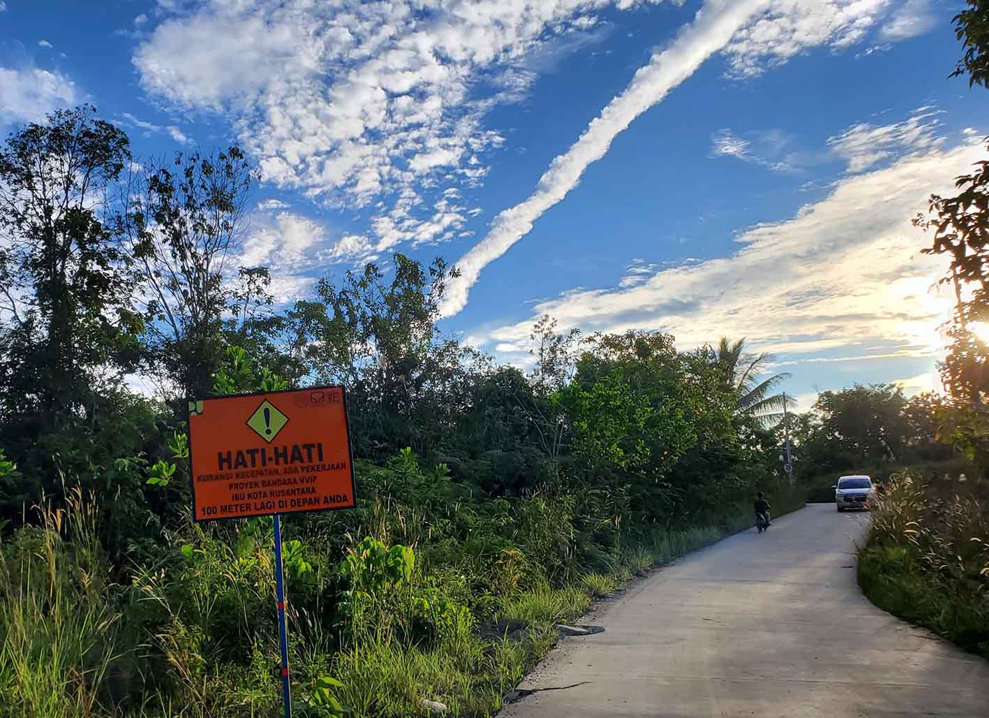 Plang pemberitahuan yang menunjukan proyek Pembangunan Bandara VVIP IKN tengah dibangun