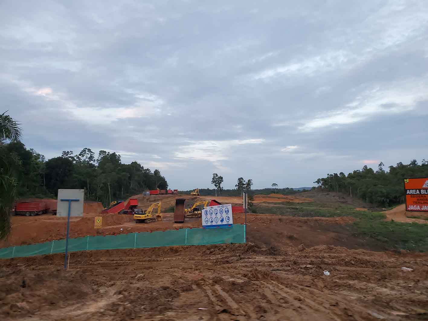 Potret pengerjaan proyek Bandara VVIP IKN yang berdampingan langsung dengan lahan milik warga (Lutfi)