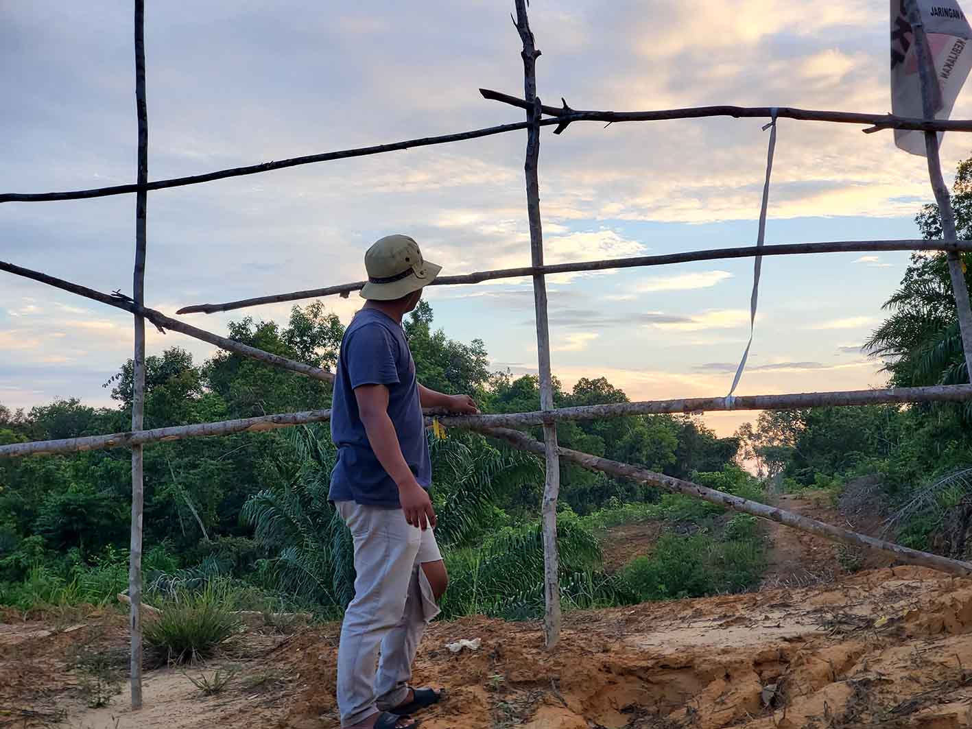 Seorang warga Pantai Lango yang belum mendapat ganti rugi tanam tumbuh tengah menunjukan lahan perkebunan yang dicaplok untuk pembangunan Bandara VVIP IKN (FOTO : Lutfiana Bekti)