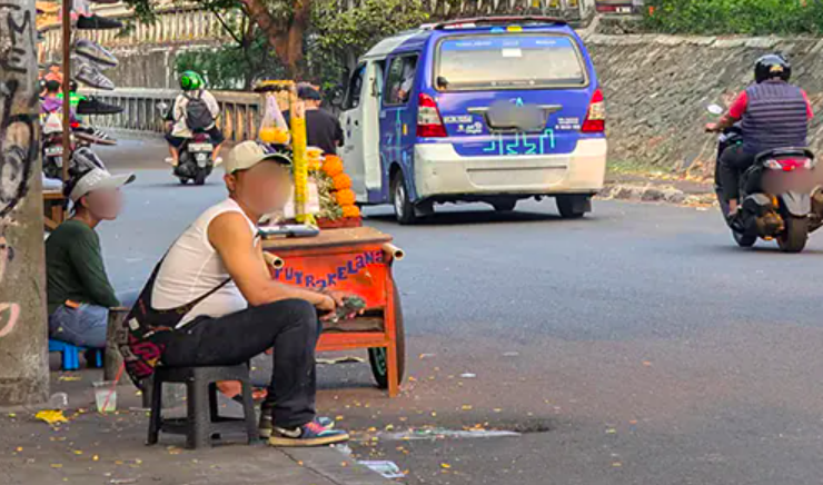 Sejumlah penjual menjajakan obat keras atau obat golongan G jenis tramadol di sekitar kawasan Museum Tekstil, Tanah Abang, Jakarta Pusat. (Foto: Tim PARBOABOA)