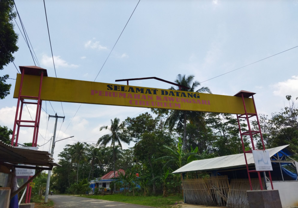Tampak depan perumahan Desa Kawungsari yang secara geografis masuk kawasan Desa Sukarapih Kecamatan CIbeureum Kabupaten Kuningan. (Foto: Cireboners/Rifki)
